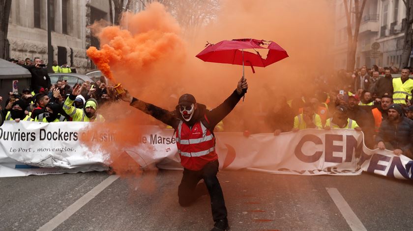 Manifestantes em Marselha na greve geral francesa. Foto: EPA/Guillaume Horcajuelo