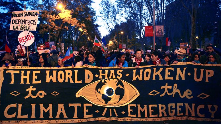 No cartaz pode ler-se "O mundo acordou: Emergência climática". Foto: Rodrigo Jimenez