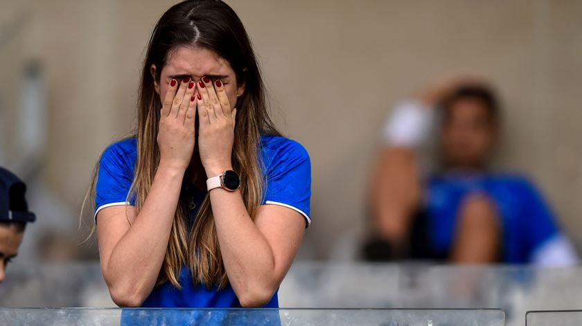 Adeptos do Cruzeiro ainda nem acreditam na descida. Foto: Yuri Edmundo/EPA