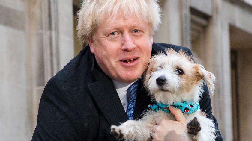 Boris Johnson foi votar na companhia do cão, Dylan.Foto: EPA