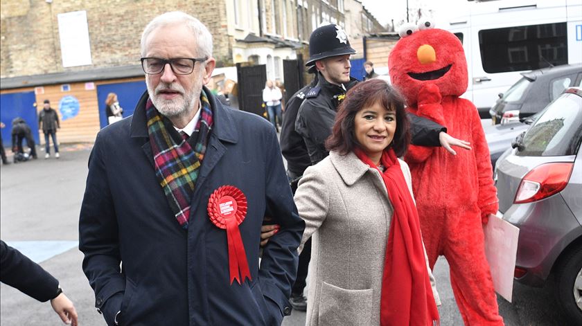 Jeremy Corbyn tinha um Elmo à espera na assembleia de voto. Foto: Neil Hall/EPA
