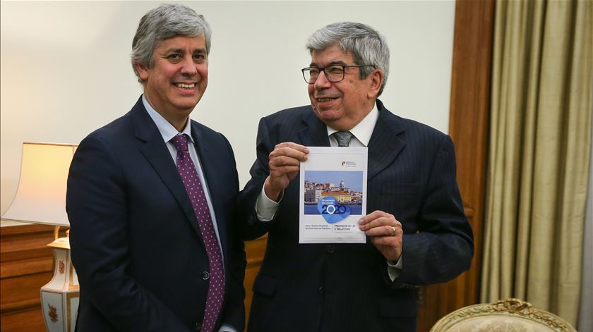 Centeno entregou proposta de Orçamento a Ferro Rodrigues. Foto: Tiago Petinga/Lusa
