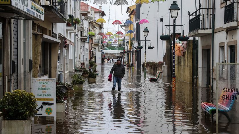  Inundações em Águeda. Os distritos do centro de Portugal preparam-se para o agravamento do estado do tempo a partir da tarde desta sexta-feira, pelo menos até às 20h. Foto: Paulo Novais/Lusa