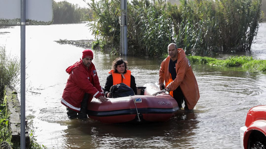 Bombeiros num barco ajudam populares a sair das casas inundadas e isoladas devido à subida da água dos rios Mondego e Ega, em Formoselha. Foto: Paulo Novais/Lusa