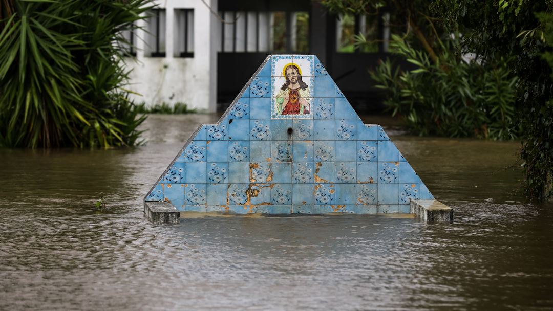 Um antigo fontanário inundado, em Formoselha, Montemor-o-Velho. Foto: Paulo Novais/Lusa