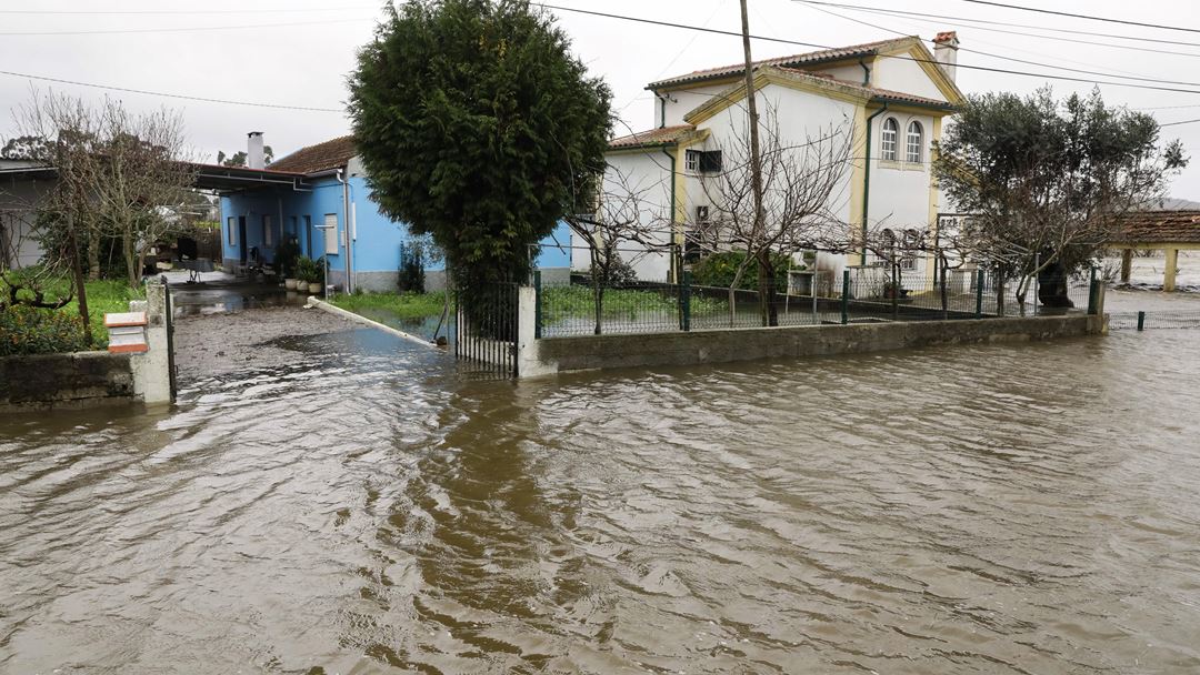Casa inundada em Gronja do Ulmeiro, Montemor-o-Velho. Foto Paulo Novais/Lusa