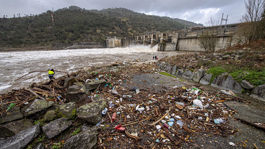 Lixo proveniente das inundações derivadas do Rio Douro, na Barragem do Carrapatelo. Foto: Octávio Passos/Lusa
