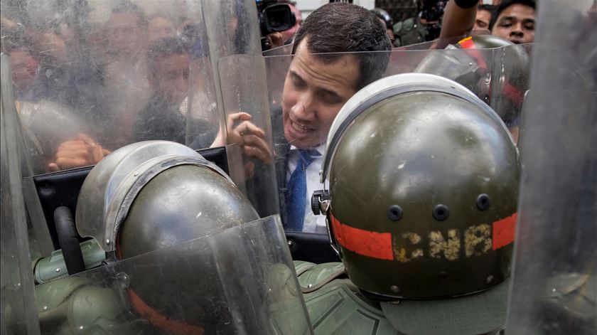 Juan Guaidó tenta forçar a entrada na Assembleia Nacional. Foto: Miguel Gutierrez/EPA