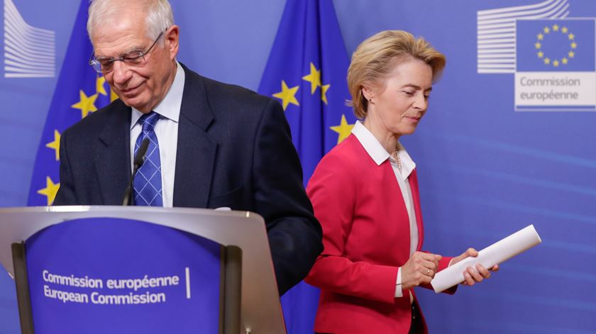 Josep Borrell, chefe da diplomacia da UE, com a presidente da Comissão Europeia, Ursula Von Der Leyen. Foto: Stephanie Lecocq/EPA