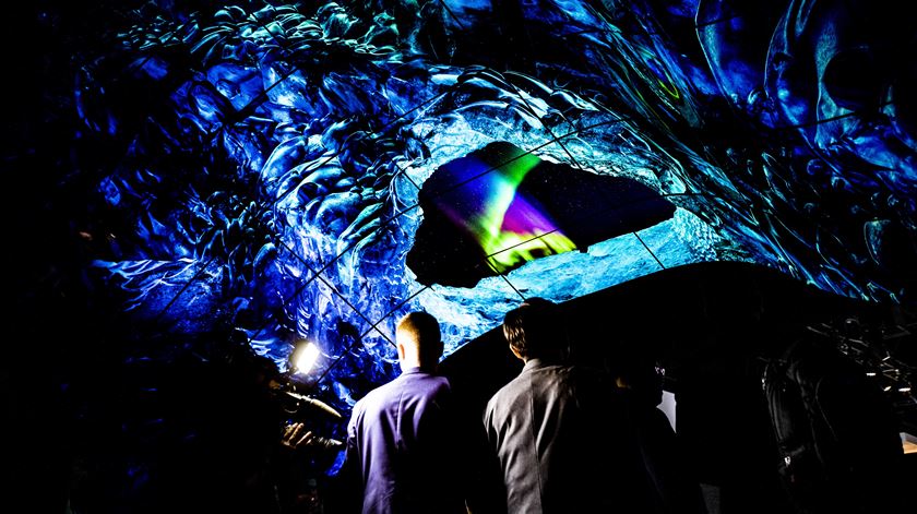 Túnel feito de écrans OLED flexíveis da LG. Foto: Etienne Laurent/EPA