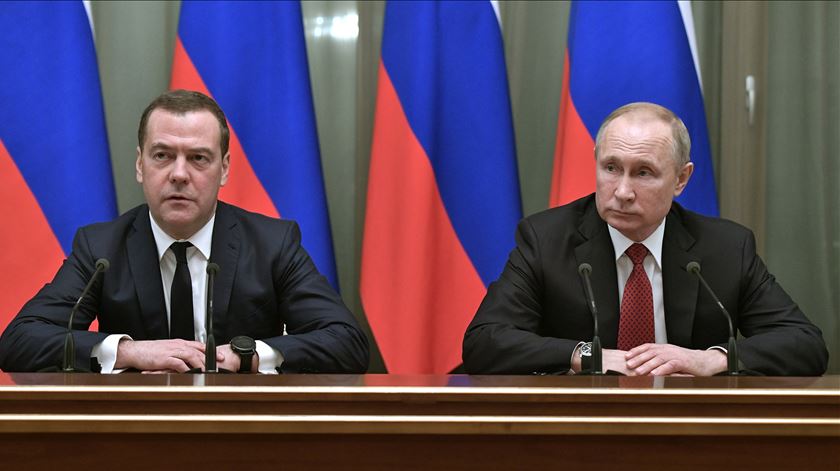 Medvedev anunciou a demissão com o Presidente Vladimir Putin a seu lado. Foto: Alexey Nokolsky/EPA