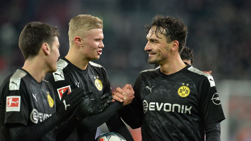 Erling Haaland e Mats Hummels, Borussia Dortmund. Foto: Timm Schamberger/EPA