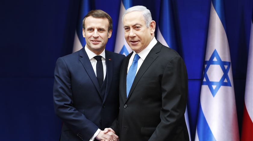 O Presidente francês, Emmanuel Macron, foi recebido pelo primeiro-ministro israelita, Benjamin Netanyahu. Foto: Ronen Zvulun/EPA