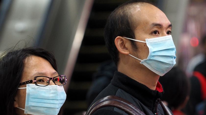 Pessoas usam máscaras de proteção numa estação de metro em Taiwan Foto: David Chang/EPA