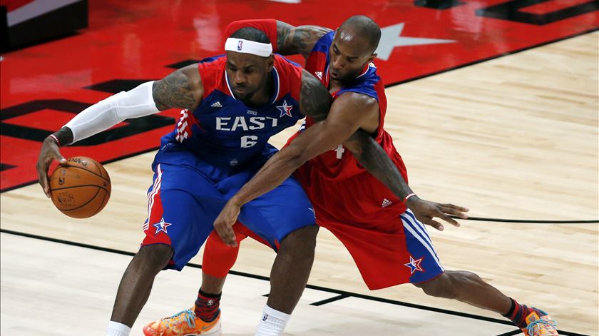 LeBron James e Kobe Bryant no jogo "All-Star" de 2013. Foto: Aaron M. Sprecher/EPA