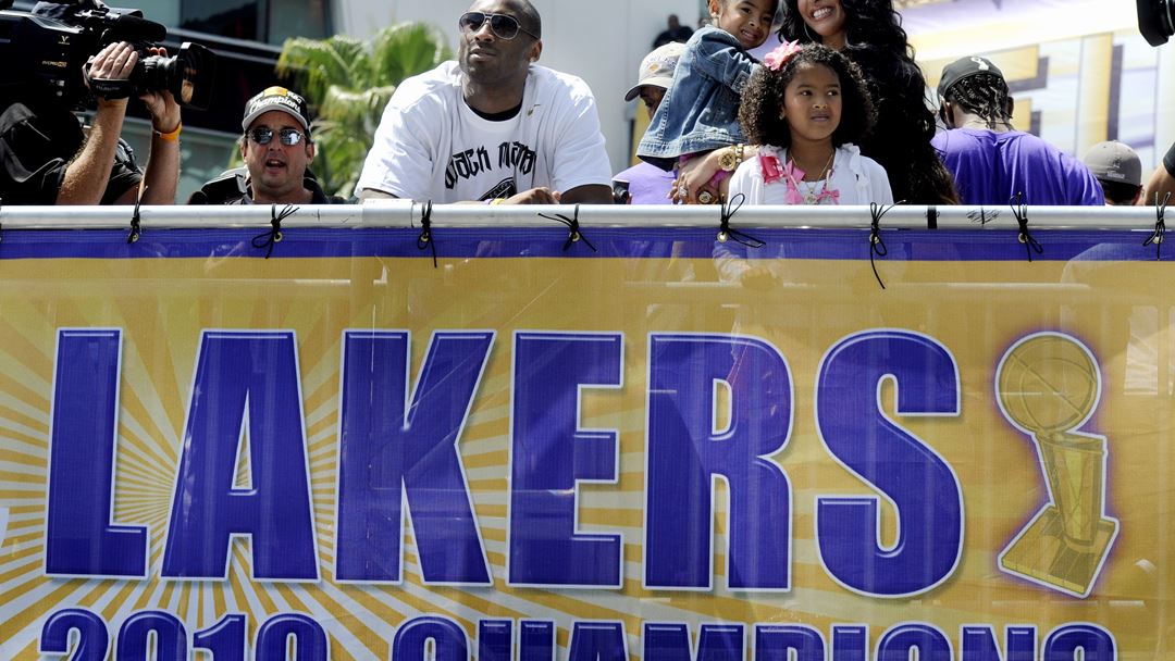Kobe Bryant com a família durante a festa do título dos LA Lakers em junho de 2010 Foto: Mike Nelson/Lusa