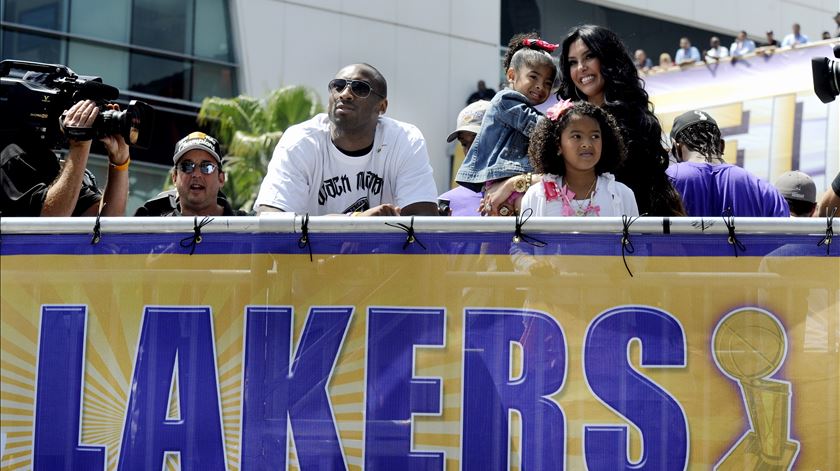 Kobe Bryant com a família durante a festa do título dos LA Lakers, em junho de 2010. Foto: Mike Nelson/Lusa