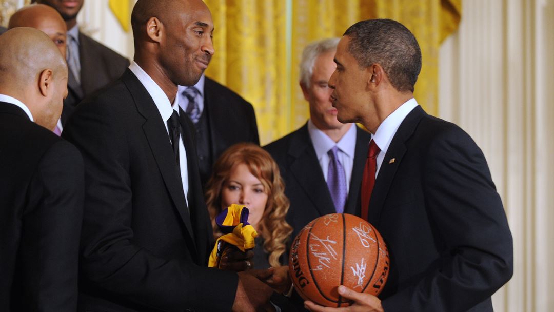 Kobe Bryant com Barack Obama em janeiro de 2010. Foto: Michael Reynolds/EPA