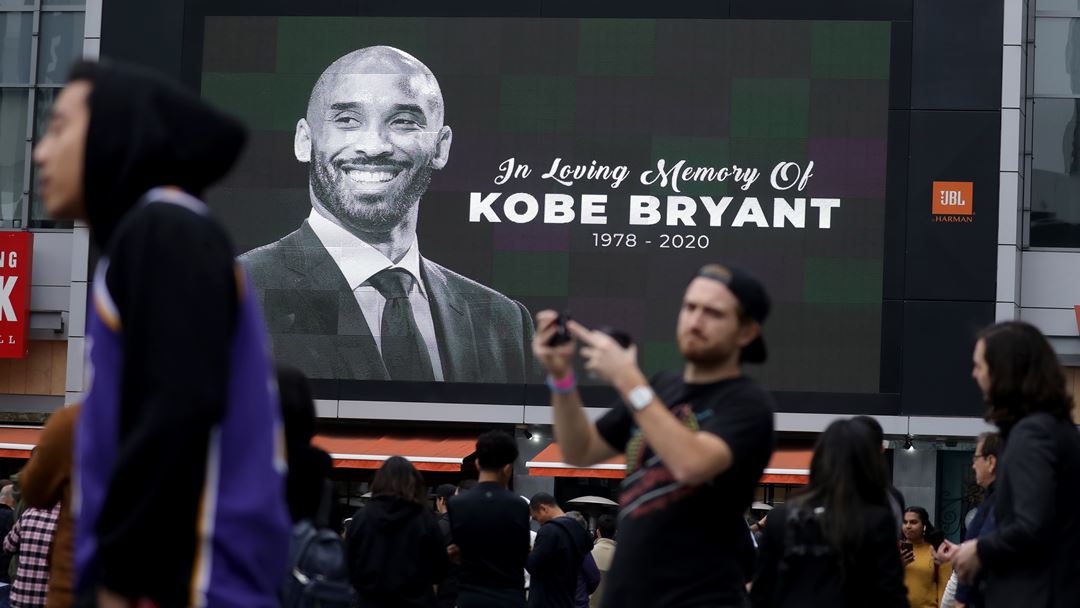 Kobe Bryant, memorial perto do Staples Center. Foto: David Swanson/EPA