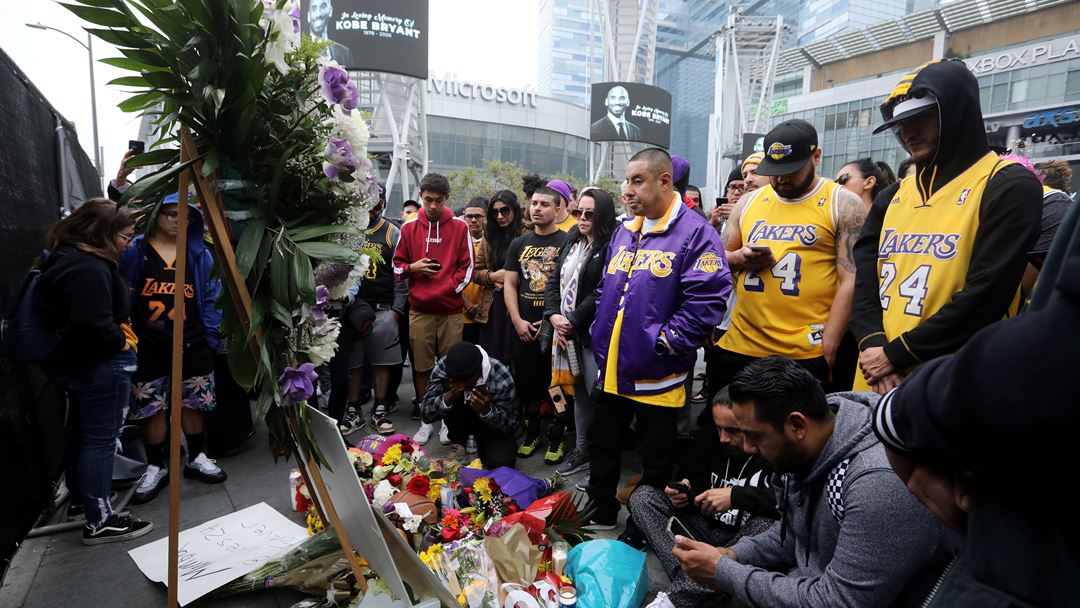 Adeptos dos Lakers prestam homenagem a Kobe Bryant Foto: David Swanson/EPA