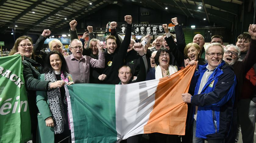 Apoiantes do Sinn Féin festejam resultado. Foto: Aidan Crawley/EPA