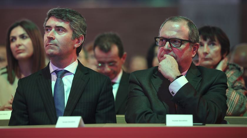 O  o secretário-geral adjunto dos socialistas, José Luís Carneiro, esteve ao lado de César. Foto: José Coelho/Lusa
