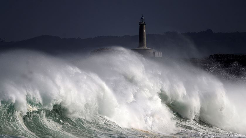 Açores sob aviso. Foto: EPA