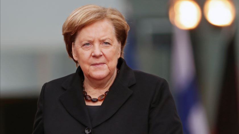 Angela Merkel lamenta o assassinato de George Floyd nos Estados Unidos. Foto: Hayoung Jeon/EPA