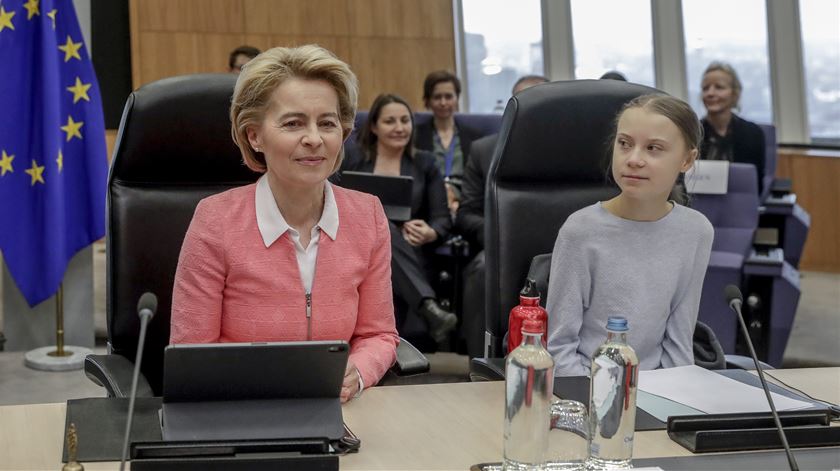 A "Lei Europeia do Clima" foi adotada pela Comissão liderada por Von der Leyen numa reunião do colégio na qual participou, como convidada, a ativista Greta Thunberg. Foto: Olivier Hoslet/EPA