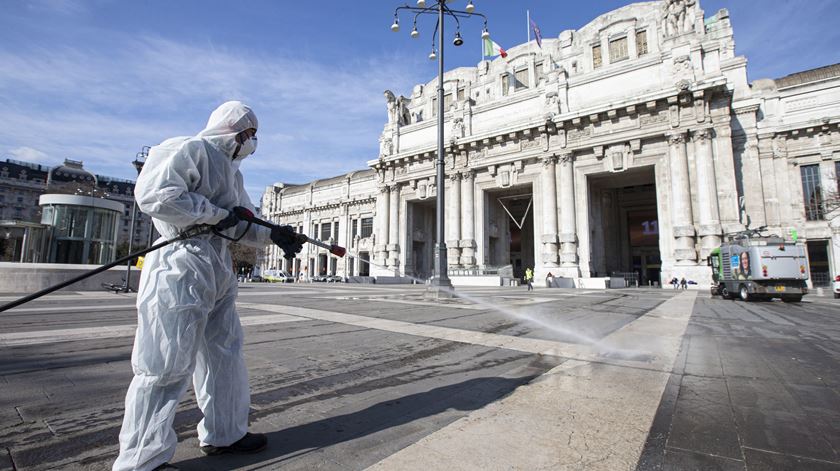  Proteção Civil italiana avançou que o país tem neste momento 33.190 casos positivos de infeção pela Covid-19. Foto: Marco Ottico/EPA