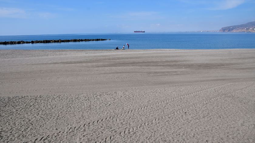 Praias vazias em Almería, Espanha, quando o Governo declara estado de emergência e quarentena para todo o país a partir de segunda-feira, 16 de março. Foto: Carlos Barba/EFE