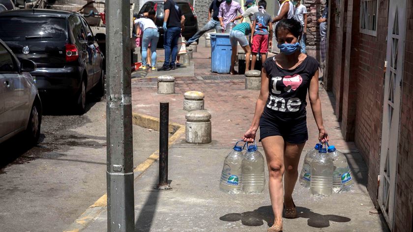 Venezuela está a braços com uma crise de escassez de água em plena pandemia de Covid-19. Foto: Rayner Peña R/EPA