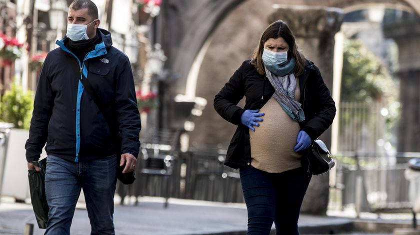 Itália a sofrer debaixo da segunda vaga da pandemia. Foto: Angelo Carconi/EPA