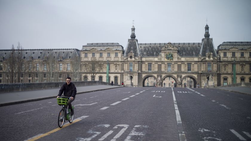 Declarada quarentena obrigatória para quem viaje para França. Foto: Yoan Valat/EPA