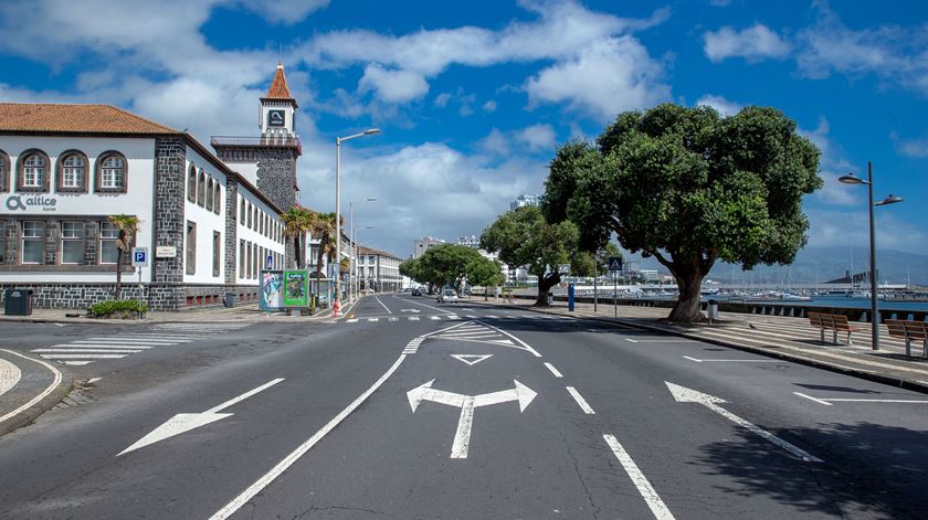 Avenida Marginal de Ponta Delgada, na ilha de São Miguel, vazia duranta estado de emergência. Foto: Eduardo Costa/Lusa