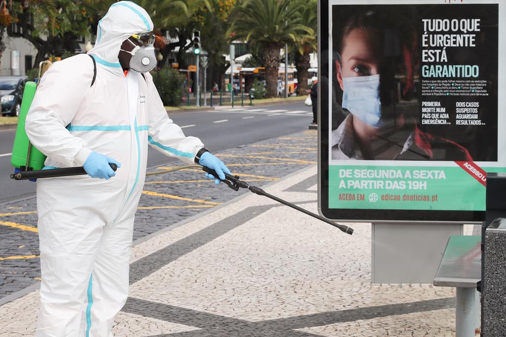 Desinfeção na Madeira, onde a vacinação com AstraZeneca recomeça já na sexta-feira. Foto: Lusa