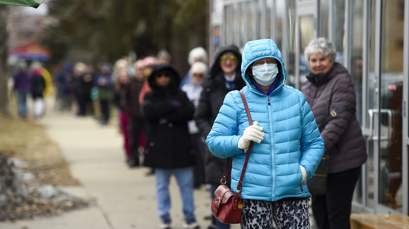 Pessoas aguardam na fila por apoio médico durante pandemia de Covid-19, no estado do Minnesota. Foto: Craig Lassig/EPA