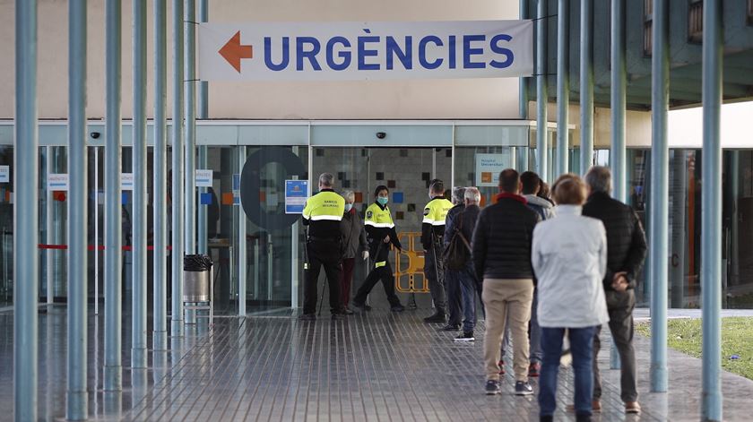 Polícia gere uma fila à porta de um hospital em Barcelona, Espanha, para serem admitidos por causa do coronavírus Foto: Alejandro Garcia/EPA