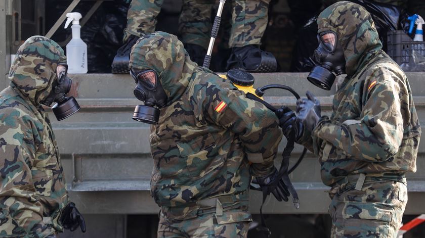 Soldados espanhóis equipam-se para desinfetar estação de comboios. Foto: Juan Herrero/EPA