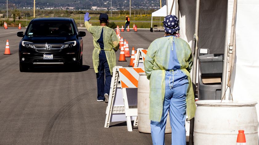 Enfermeiros e voluntários fazem testes ao coronavírus num "drive through" de Los Angeles. Foto: Etienne Laurent/EPA