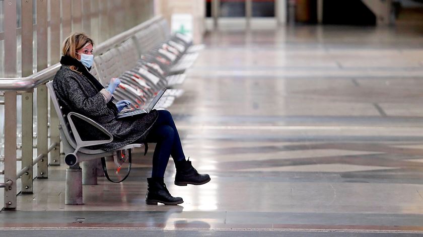Uma mulher aguarda na estação de comboios de Milão, em plena pandemia. Foto: Mourad Balti Touati/EPA