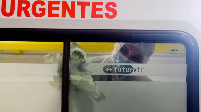 Funcionários de uma empresa de limpezas industriais desinfetam ambulâncias gratuitamente. Foto: Carlos Barroso/Lusa