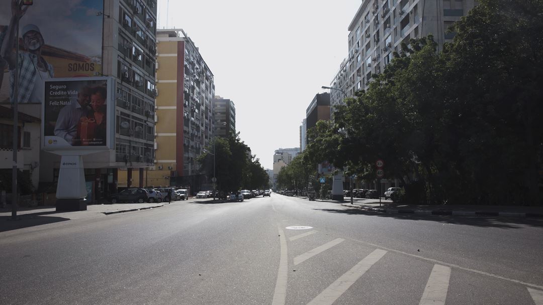 Estrada deserta em Luanda, Angola, a 30 de março de 2020, em plena pandemia de Covid-19 e já depois das ordens de isolamento do Governo para conter a propagação do novo coronavírus (SARS-CoV-2). Foto: Ampe Rogério/EPA