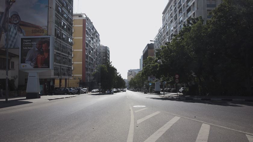 Uma estrada deserta em Luanda, Angola, durante as ordens de isolamento decretadas pelo Governo. Foto: Ampe Rogério/EPA