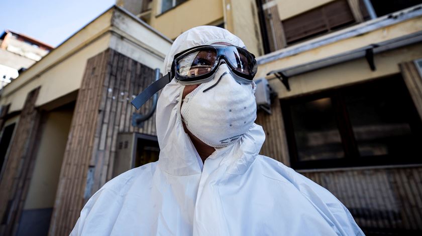 Médico em Roma, Itália, antes de transportar um doente infetado com o novo coronavírus (Abril de 2020). Foto: Angelo Carconi/EPA