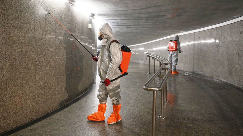 Trabalhadores desinfetam estação de metro em Varsóvia, na Polónia, durante a pandemia do novo coronavírus. Foto: Pawel Supernak/EPA