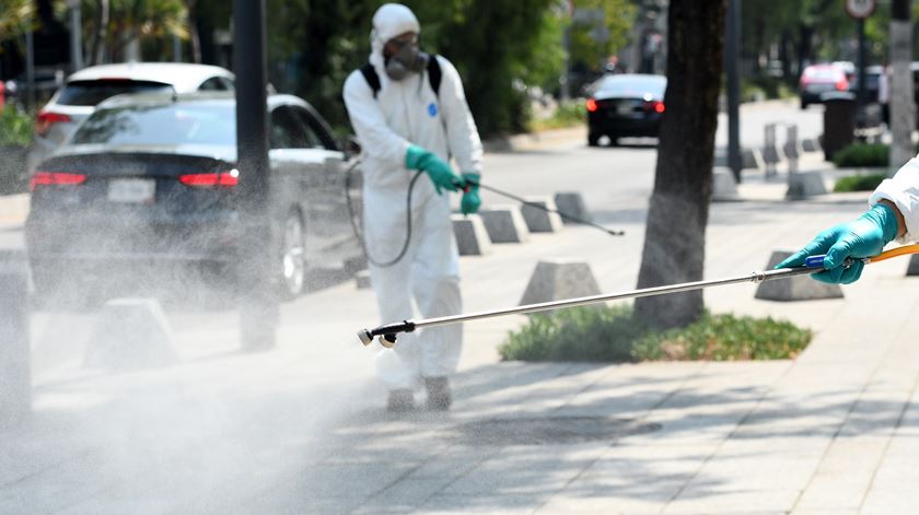 Trabalhadores desinfetam as ruas da Cidade do México durante a pandemia do novo coronavírus. Foto: Jorge Nunez/EPA