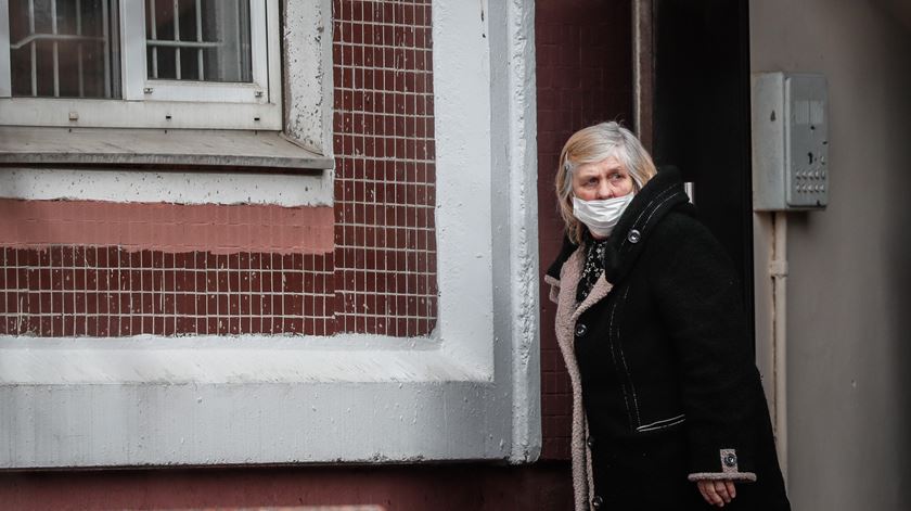 Idosa usa máscara de proteção contra a Covid-19 em Moscovo. Foto: Yuri Kochetkov/EPA
