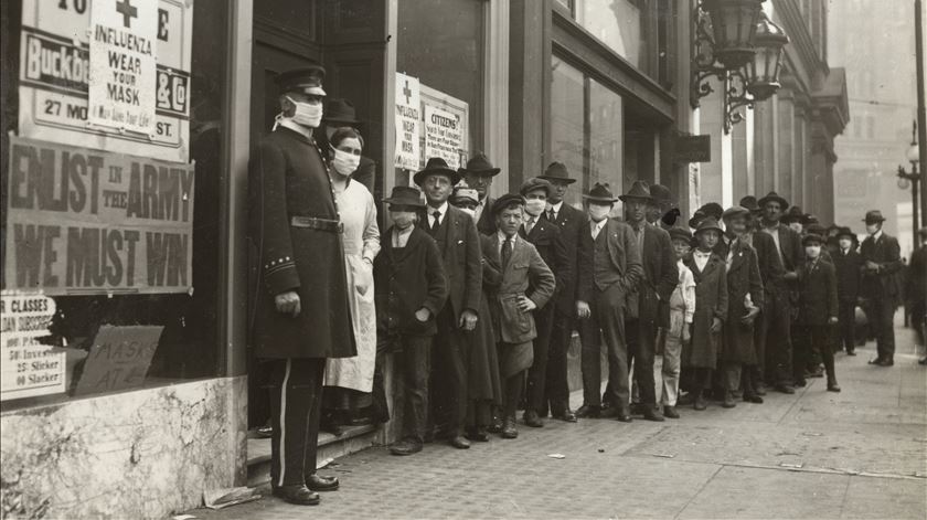 Pessoas na fila para receber máscaras de proteção durante a pandemia de gripe espanhola em São Francisco, nos EUA. Foto de arquivo: Hamilton Henry Dobbin/Bilioteca do estado da Califórnia