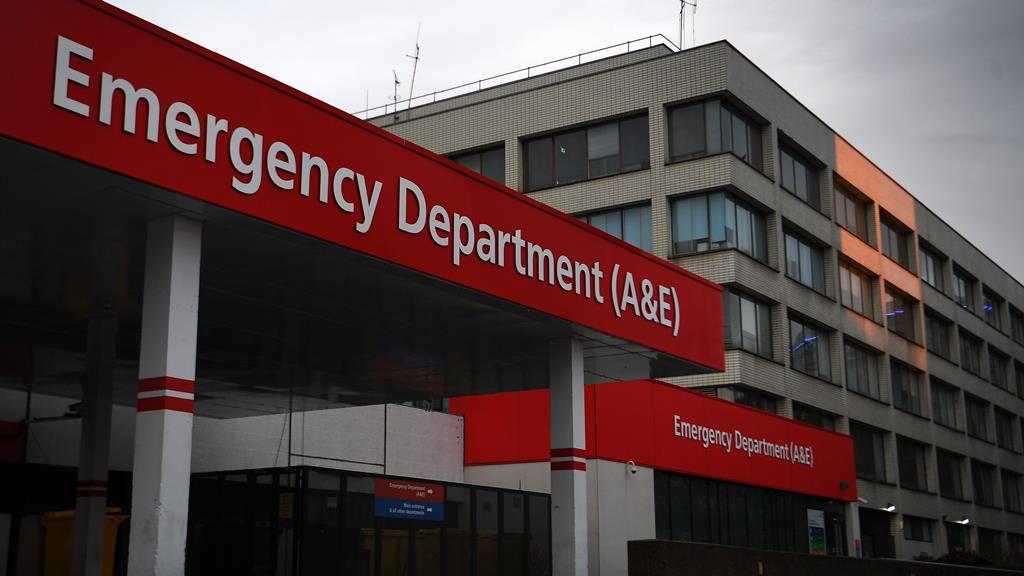 Hospitais quase lotados em Londres. Presidente da Câmara declarou emergência. Foto: Andy Rain/EPA